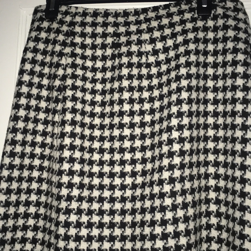 Black & white houndstooth style skirt